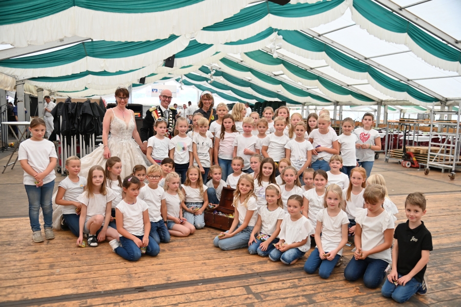 Ein besonderes Erlebnis für die JEKISS-Chöre der Kreismusikschule Paderborn: Gemeinsam mit ihrer Lehrerin Karin Henkemeier (hinten, Mitte) traten sie beim Kreisschützenfest in Boke vor dem da noch amtierenden Kreiskönigspaar Iris  und Heinz Kross (hinten, links) auf (Foto: Martin Synovzik, info@studio-lichtbilder.de).  